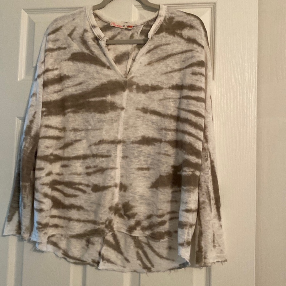 Maronie top in cream and olive green color. Light weight with slit in back.